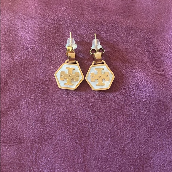 TORY BURCH Mother of pearl Geo drop earrings in Brass Ivory - Picture 4 of 4